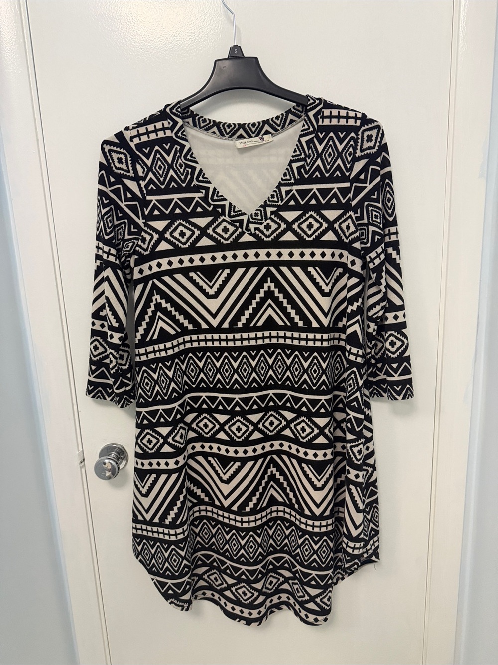 Women’s Black & Cream V-Neck Patterned Tunic Top